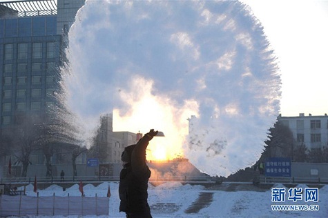 Ngày 21/1, nhiệt độ ngoài trời ở \'thành phố băng\' Cáp Nhĩ Tân xuống dưới mức âm 30 độ C. Khi người dân hất tung một chậu nhỏ chứa đầy nước nóng lên trời, nước nóng nhanh chóng kết thành băng.